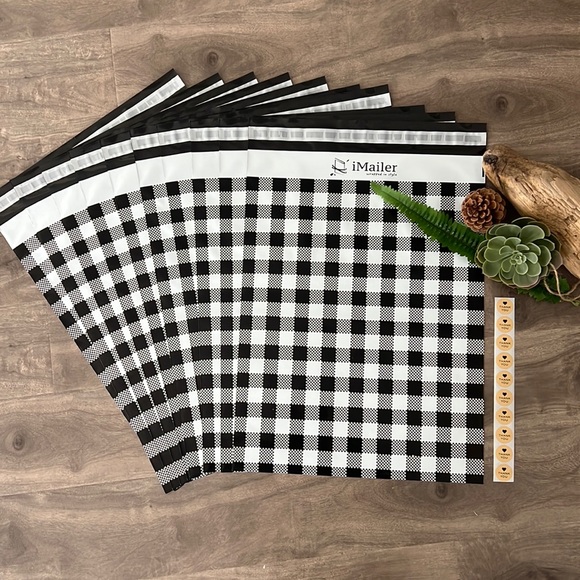 📦 2/$25 - 10 Lg Christmas Buffalo plaid poly mailers + stickers - 14.5” x 19” - Picture 2 of 4